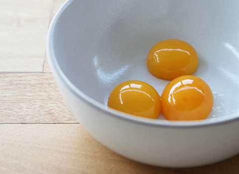 خرید تخم مرغ زرده طلایی + قیمت فروش استثنایی