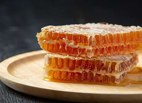 قیمت عسل طبیعی با موم + خرید باورنکردنی