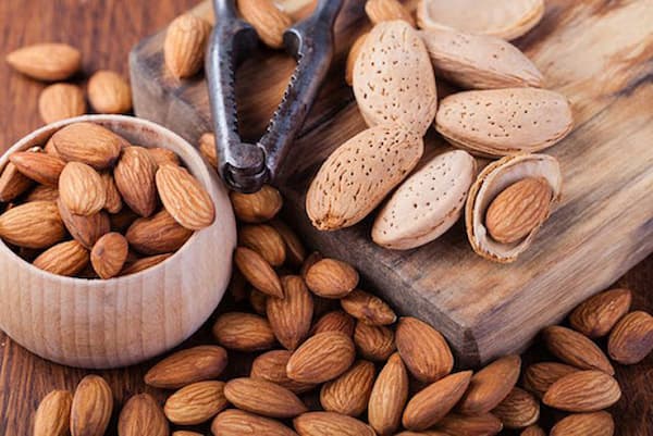 قیمت خرید بادام درختی اصل + فروش ویژه