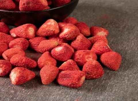 قیمت خرید توت فرنگی خشک پفکی با فروش عمده