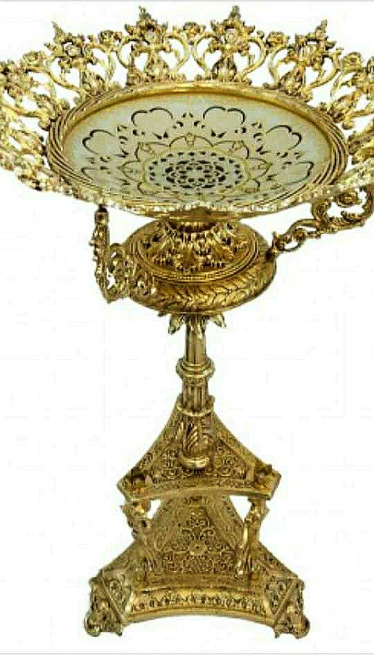 میز کنار سالنی برنزی