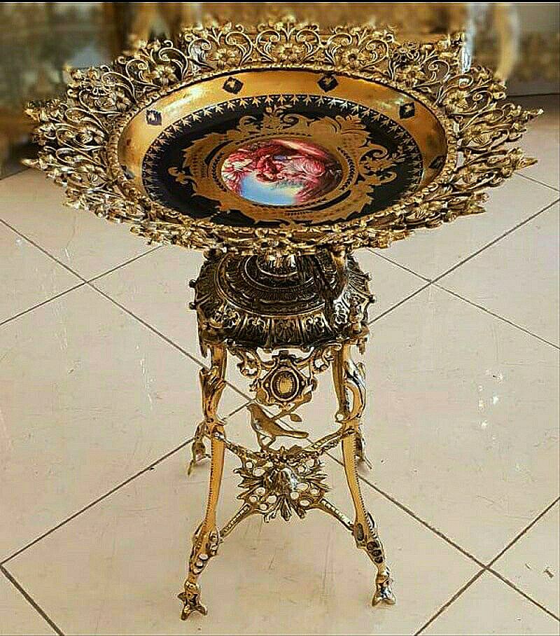 میوه خوری کنار سالنی برنزی با چینی سرمه ای