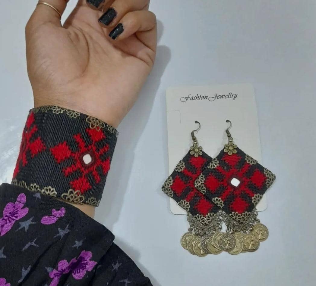 زیور آلات سوزن دوزی شده