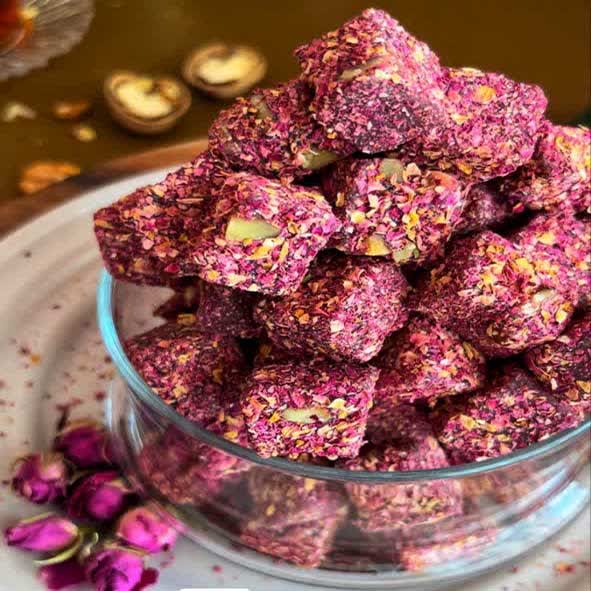 خرید عمده لوکوم گل محمدی + طعمی سنتی با بسته‌ بندی صادراتی