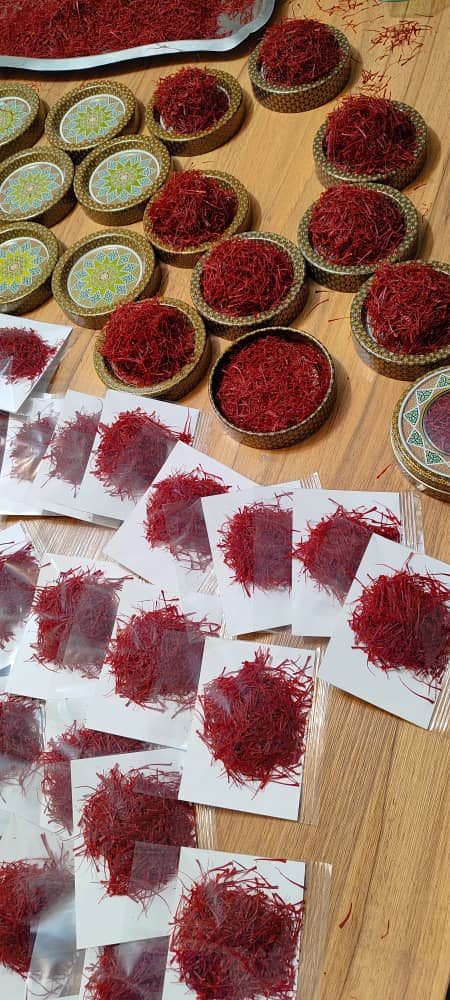 فروش زعفران مرغوب قائن در بسته های خاتم