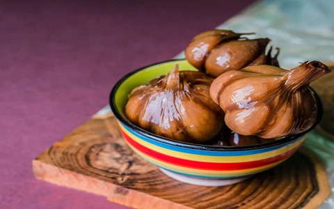 قیمت سیر ترشی ۷ ساله همدان
