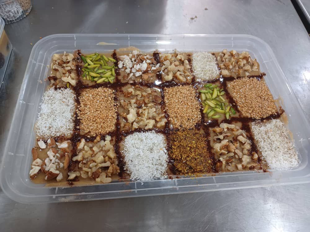 رنگینک خرما با مغز گردو تزبین شده با انواع مغزها