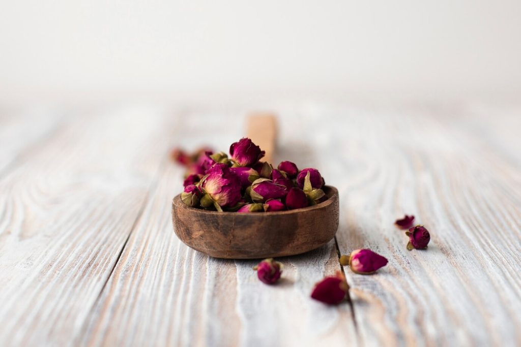 فروش و لیست قیمت عمده غنچه گل محمدی به صورت عمده از شرکت فولاد گل