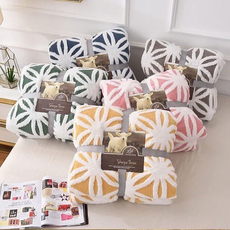 پتو هدیه‌ گلدار بسته‌ بندی شیک مناسب مناسبت‌ های خاص و دوستانه