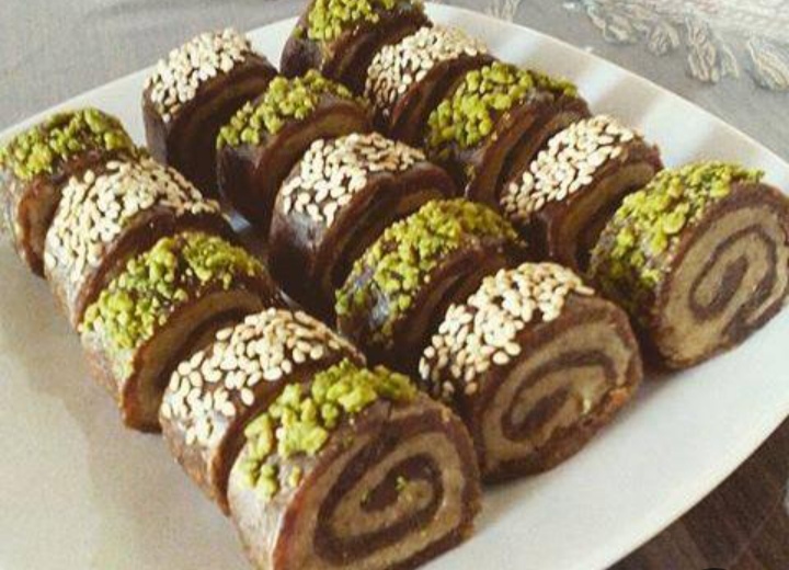 قیمت رولت خرمایی + تزیین شده با پسته و کنجد