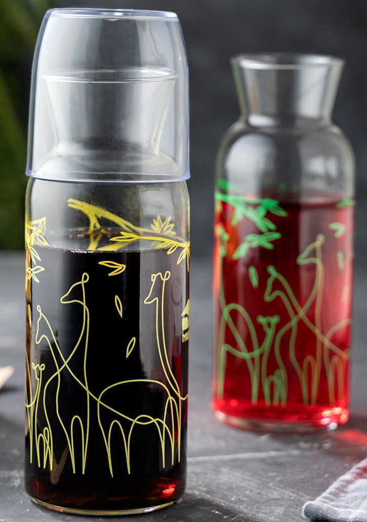 فروش عمده بطری شیشـه ای مانا با لیوان (طرح دار)  گنجایش 680 میلی لیتر + قیمت خرید به صرفه