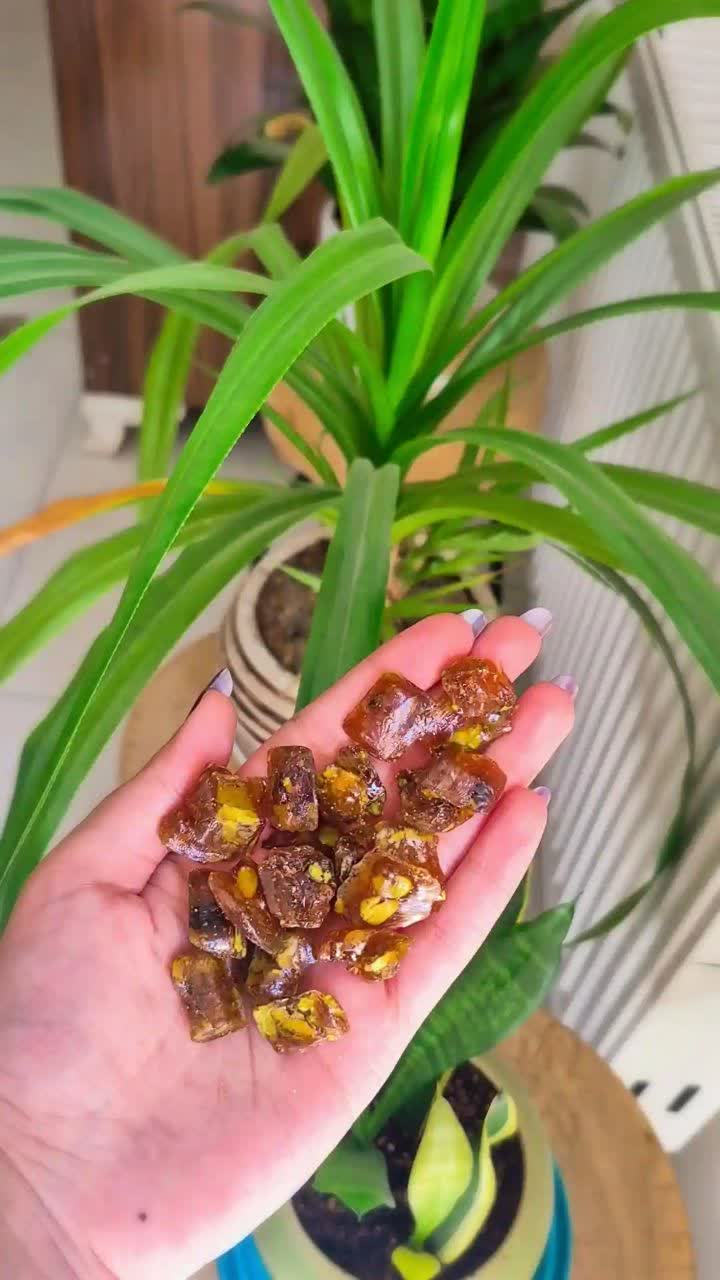 خرید آبنبات قهوه ای پسته ای