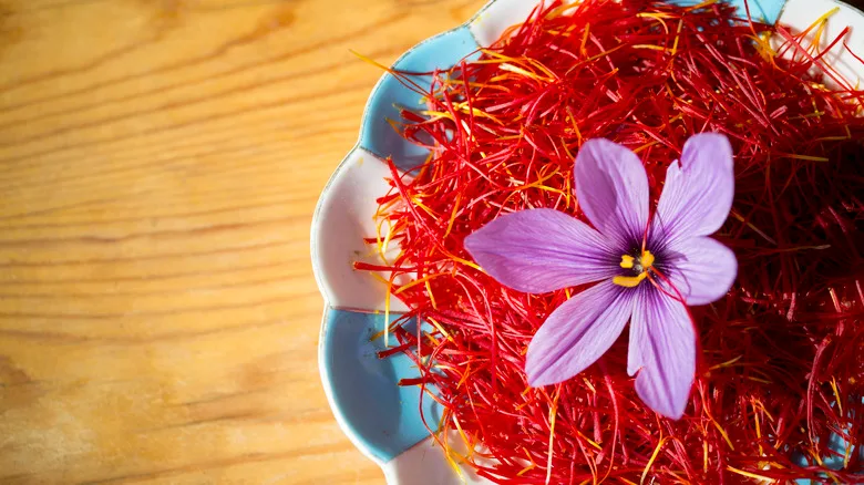 خرید و قیمت زعفران نگین ممتاز صادراتی + فروش عمده