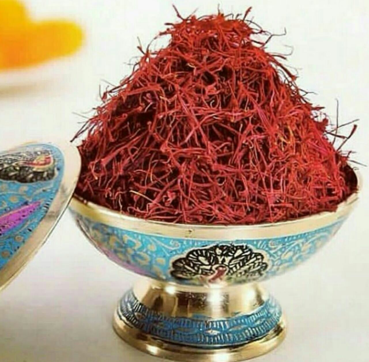 زعفران طلایی معطر با رنگ‌ دهی بالا و رشته‌ های خالص