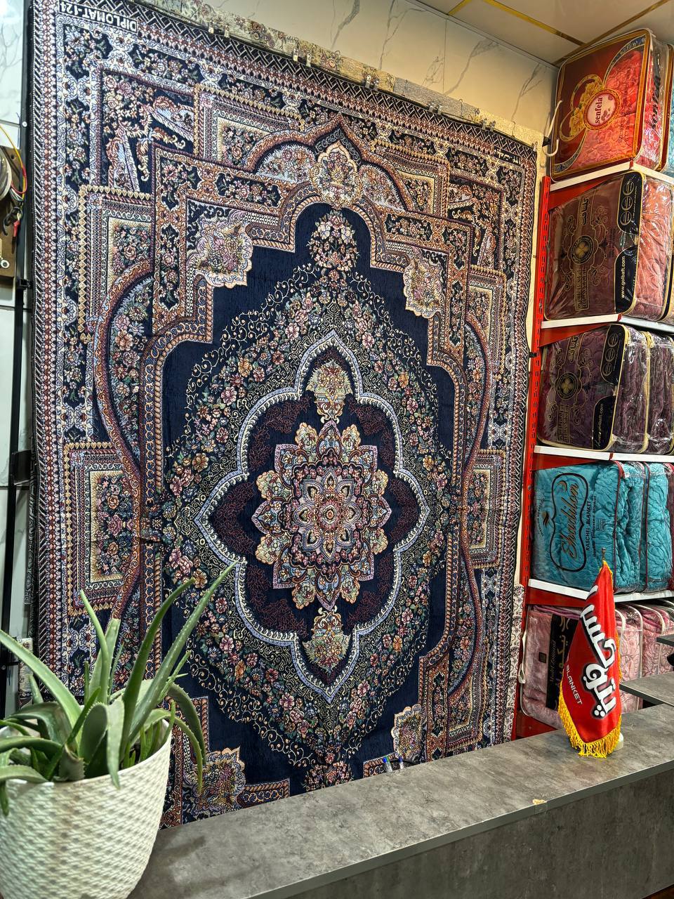 خرید عمده و قیمت مناسب روفرشی ابریشم زرک دار شاهکار یزد 6 متری