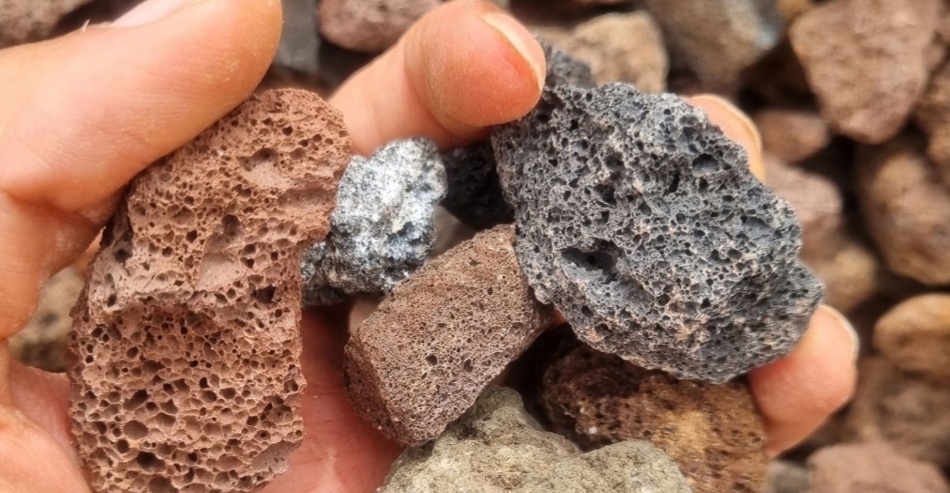 تصویر 2 از فروش انواع پوکی معدنی برای کف سازی شیب بندی بلوک سازی + قیمت عمده