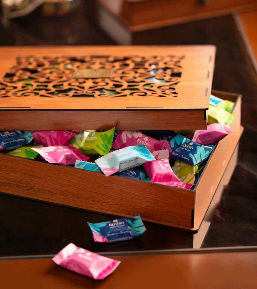 خرید عمده شکلات کادویی رعنا از رزبین با بسته‌ بندی لوکس + قیمت رقابتی