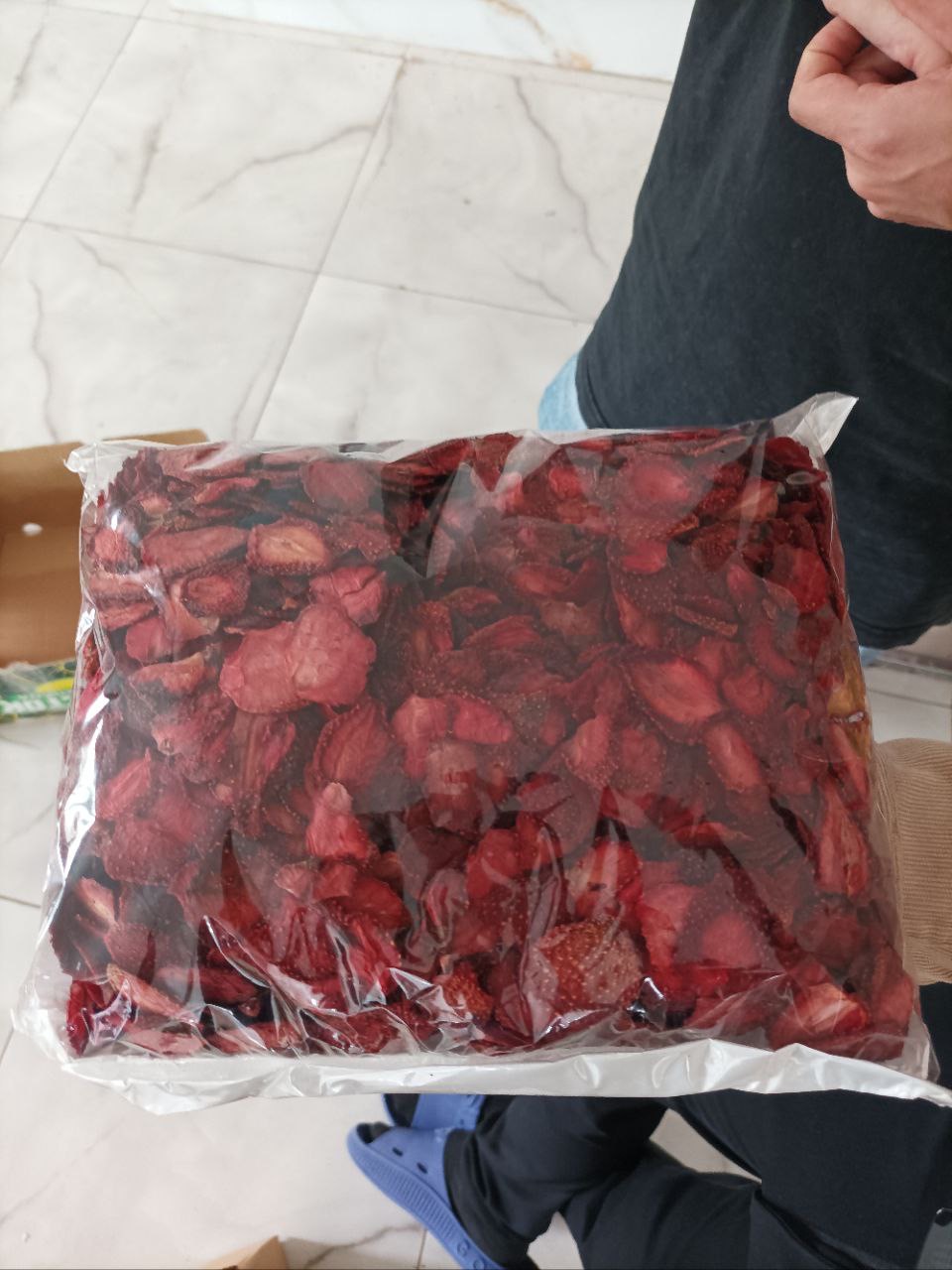 فروش رقابتی عمده وجزئی توت فرنگی خشک برند کرشمه