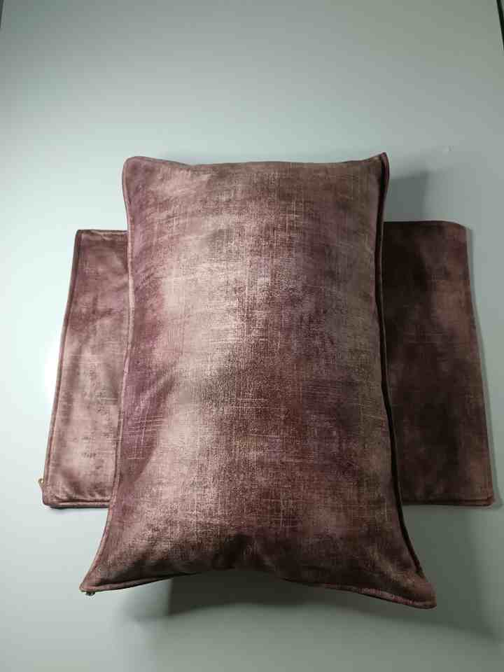 قیمت خرید روبالشتی مخمل سوخته قهوه ای رزگلد زیپ دار سایز 50 × 70 سانتی متر + عمده