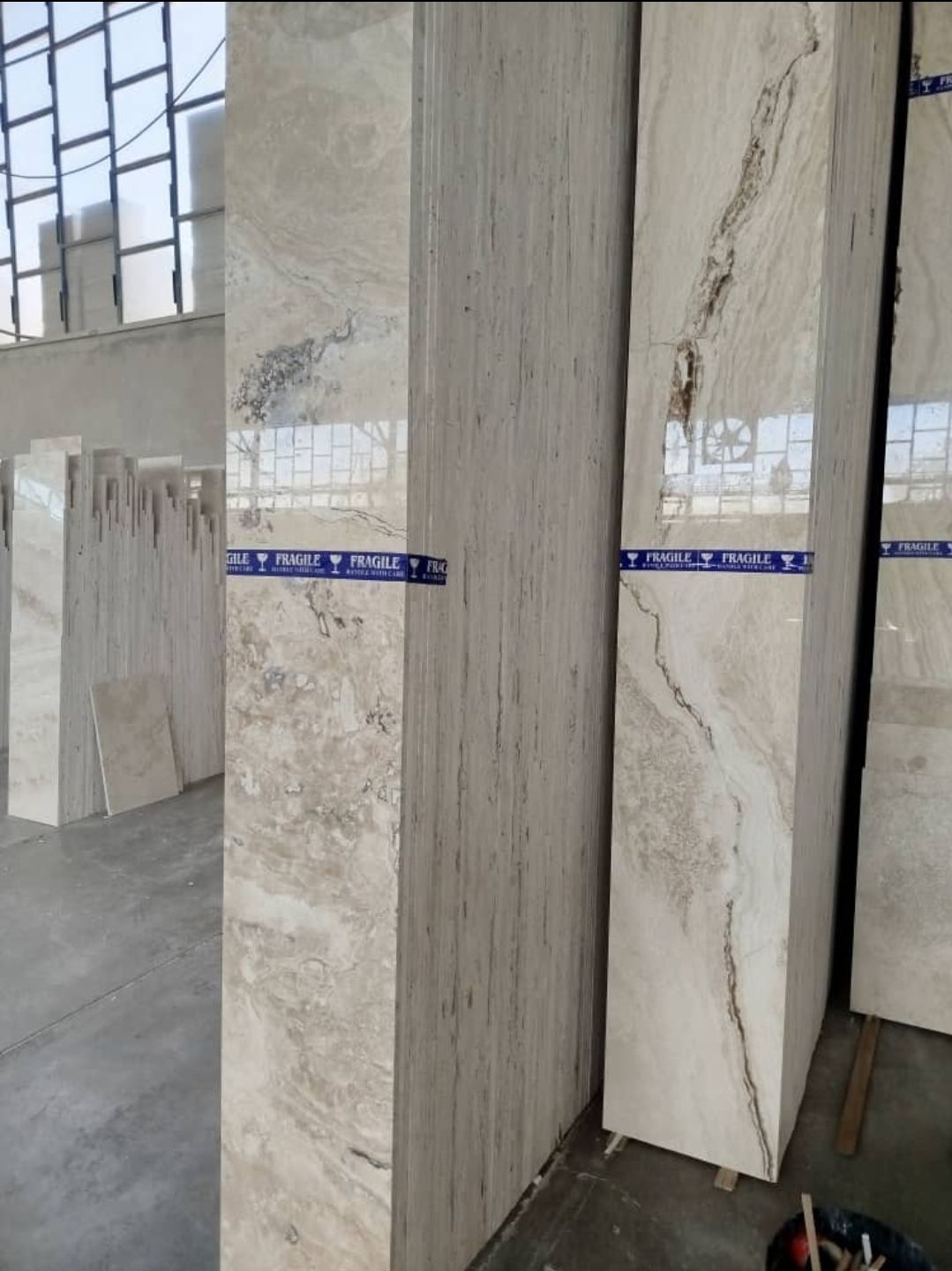 تصویر 4 از فروش ویژه سنگ تراورتن روشن پرهام درجه یک بدون رزین