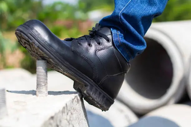 خرید کفش ایمنی ضد لغزش و قیمت فروش استثنایی