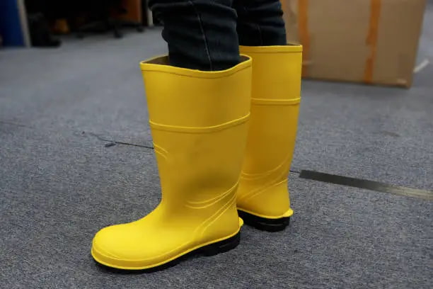 خرید کفش ایمنی مقاوم در برابر مواد شیمیایی و قیمت فروش استثنایی