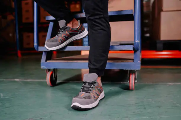 تصویر 2 از خرید کفش ایمنی سبک با زیره ضد سوراخ و قیمت فروش استثنایی