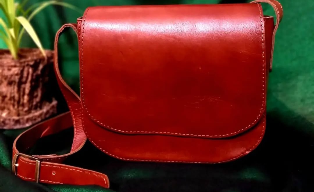 کیف دوشی زنانه چرم دست دوز