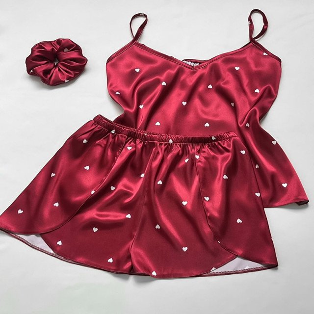 تاپ شورتک زنانه مدل ساتن ابریشم طرح قلب آلبالویی به همراه اسکرانچی