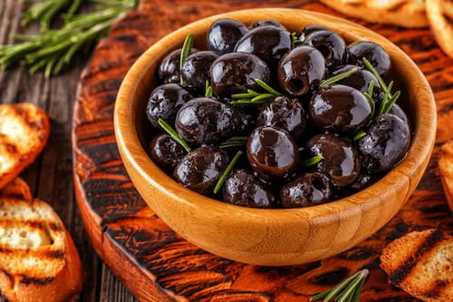 قیمت زیتون سیاه ایرانی با کیفیت ارزان + خرید عمده