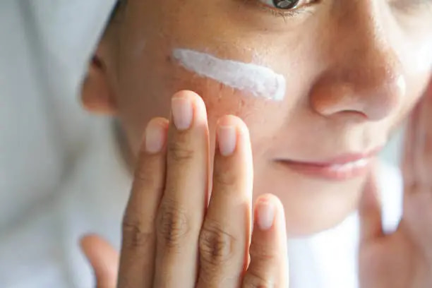 قیمت خرید کرم قرمزی پوست صورت با فروش عمده