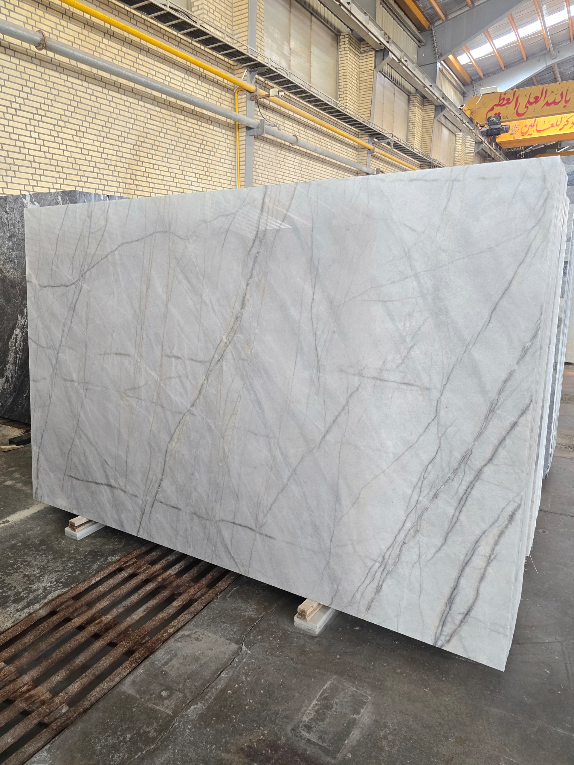 سنگ مرمریت کرم تبریز با جلوه شفاف و طراحی طبیعی