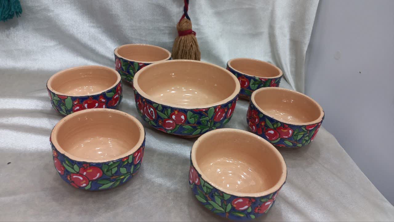 تصویر 3 از فروش کاسه سفالی و شش کاسه کوچک سفال مینا کاری شده