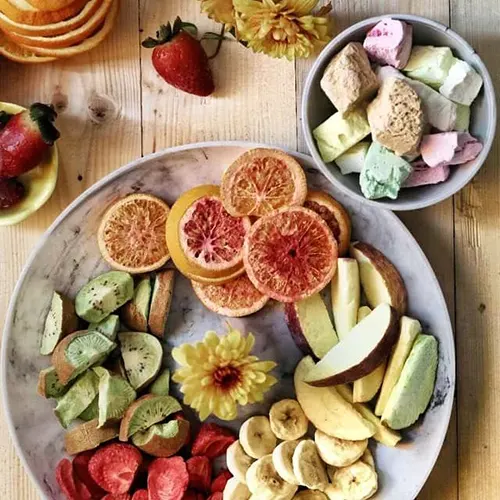 عرضه مستقیم سیب خشک ۱۰۰ گرمی پفکی با رنگ طبیعی و طعم دل‌ پذیر