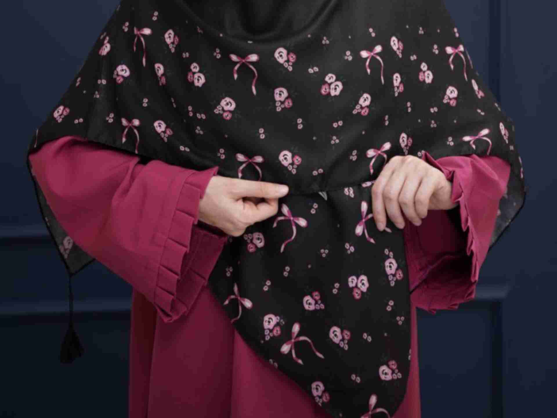 تصویر 2 از قیمت خرید عمده روسری نخی مشکی طرحدار + فروش ویژه