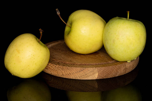 خرید و قیمت سیب زرد سمیرم + فروش عمده