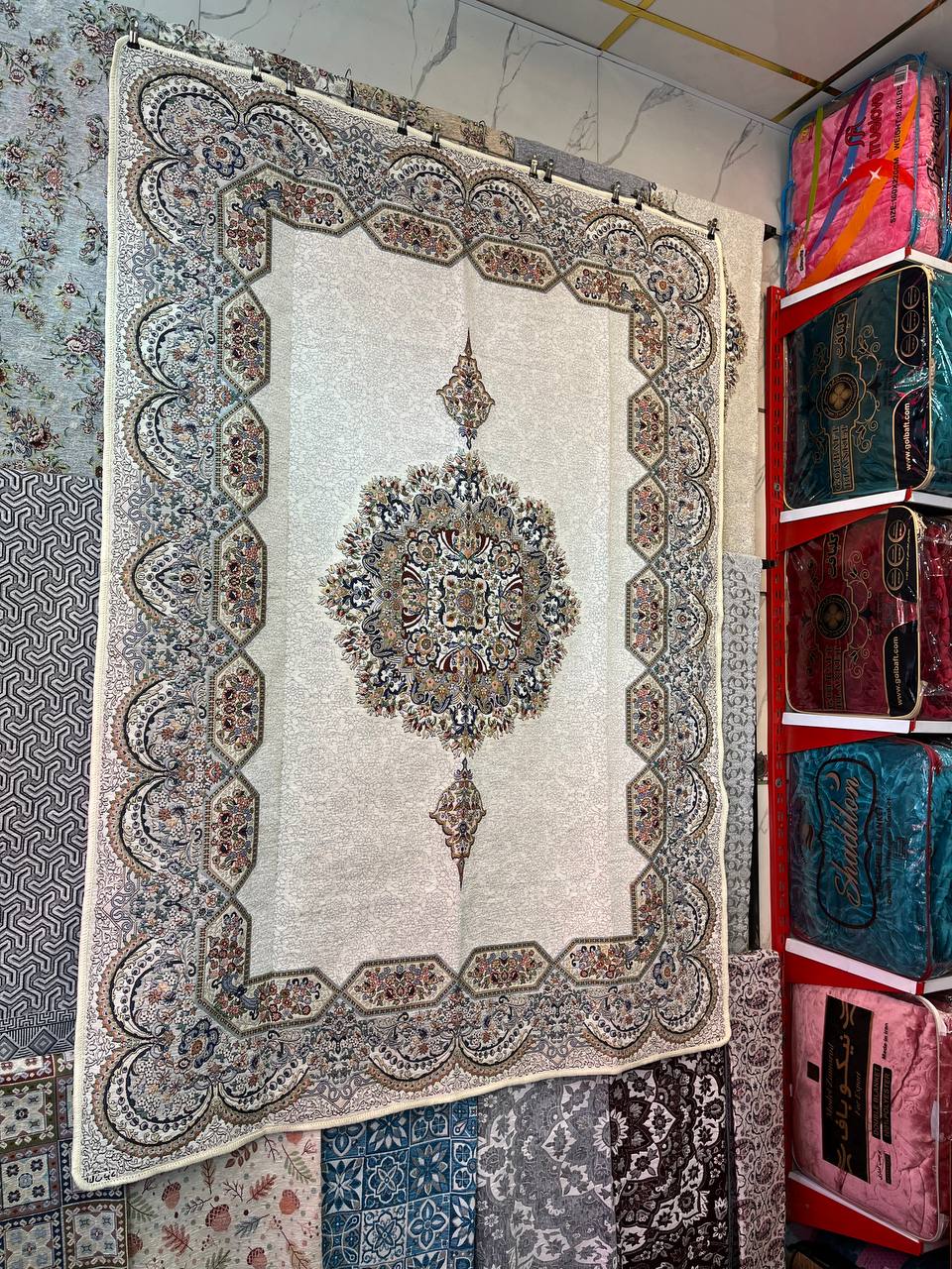 قیمت ارزان و تامین مستقیم + عمده روفرشی ابریشم طرح هالیدی تابان 12 متری