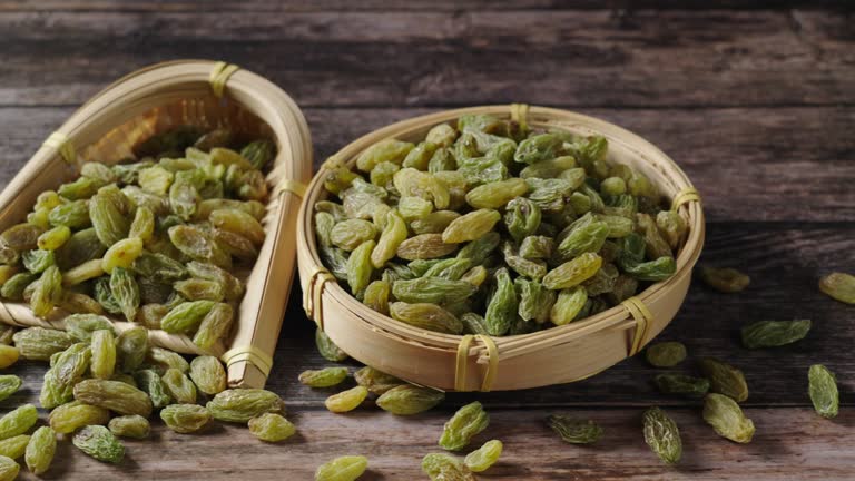 خرید کشمش سبز + قیمت فروش استثنایی