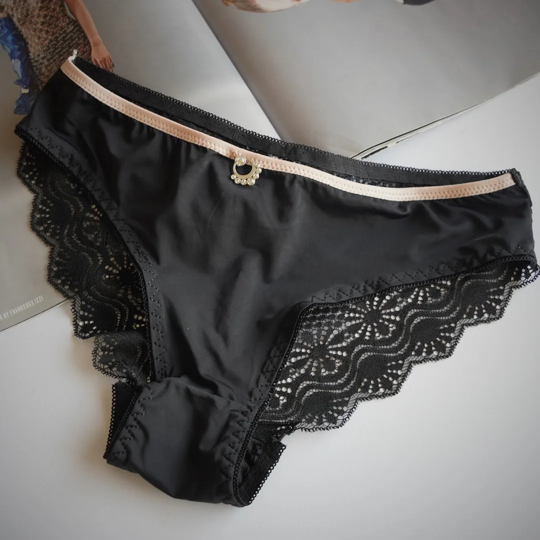 تصویر 2 از ست شورت و سوتین اسفنجی دکلته طرح گیپور