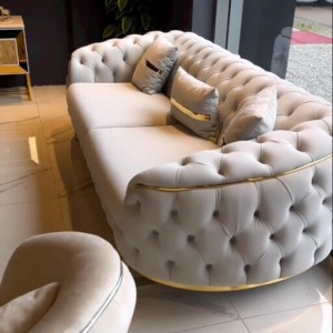 مبل کلاسیک راحتی با منبت‌ کاری هنرمندانه و ظرافت خاص