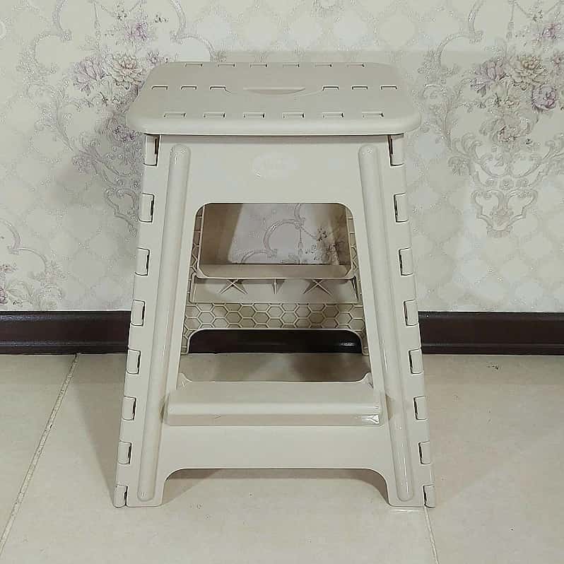 چهار پایه پلاستیکی تاشو مناسب فضای کوچک