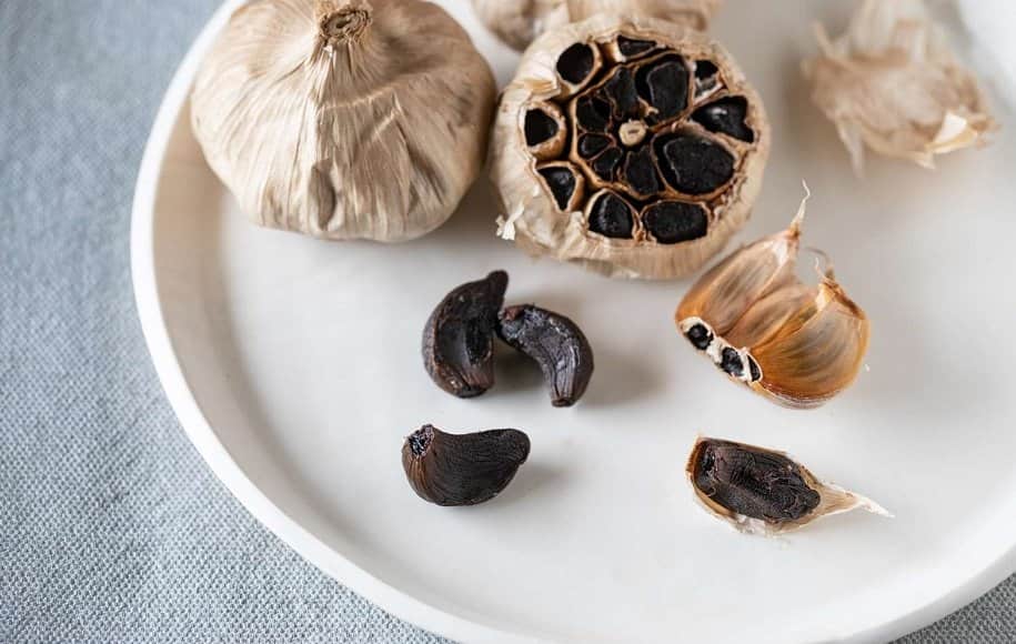 سیر سیاه اصل مناسب انواع خوراکی و دسر های سالم