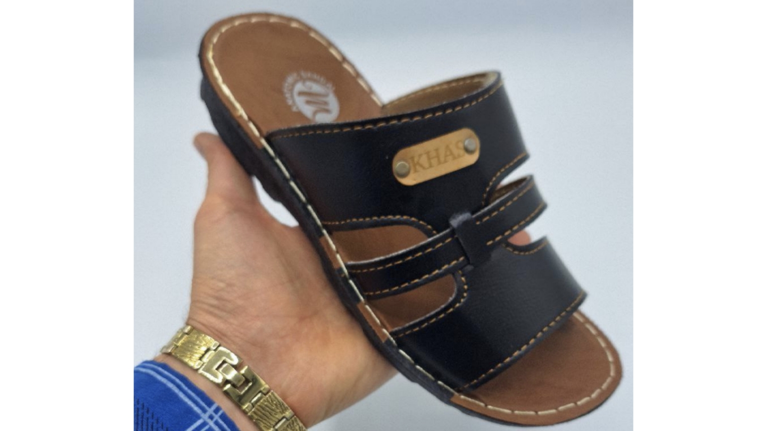 تصویر 2 از صندل مردانه چرم طبیعی با کفی نرم و تنفس‌ پذیر