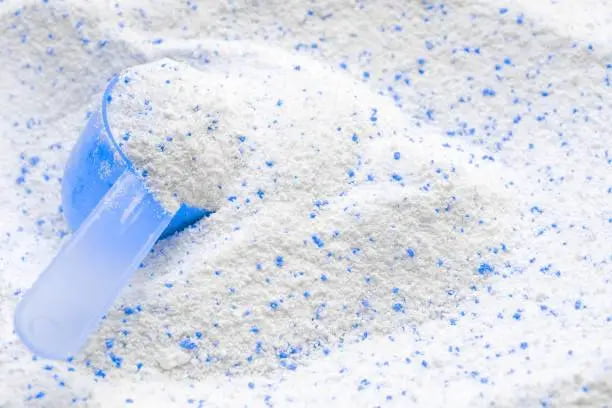 پودر لباسشویی آبی رنگ قدرت پاک ‌کنندگی بالا و رنگ ثابت