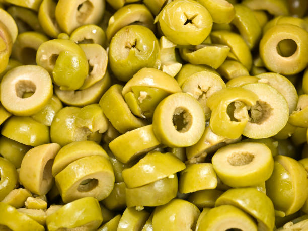 زیتون شور اسلایس با روغن زیتون و سبزیجات