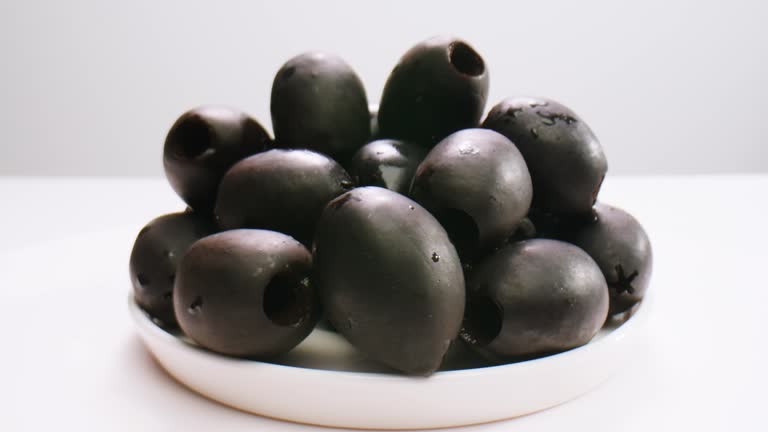 زیتون شور سیاه دانه درشت و مرغوب