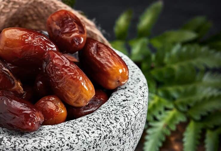 خرما مضافتی شیره دار در سطل های کوچک و بزرگ