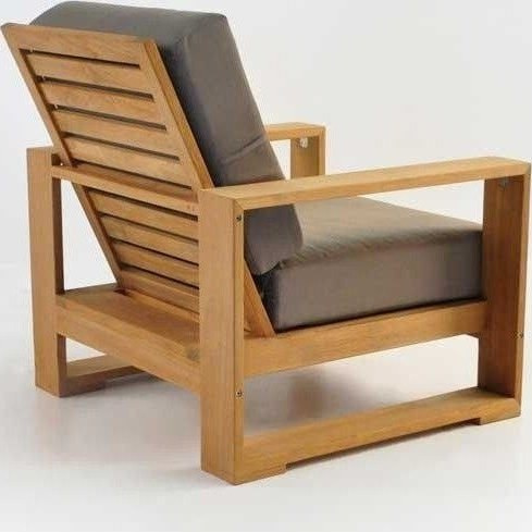 صندلی چوبی ساده با نشیمن نرم و دلنشین