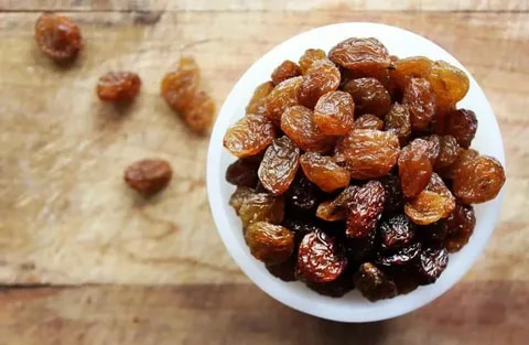 تصویر 1 از کشمش پلویی تیره دانه ‌های سالم و خوش ‌رنگ