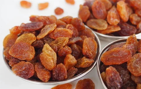 کشمش پلویی تیره دانه ‌های سالم و خوش ‌رنگ